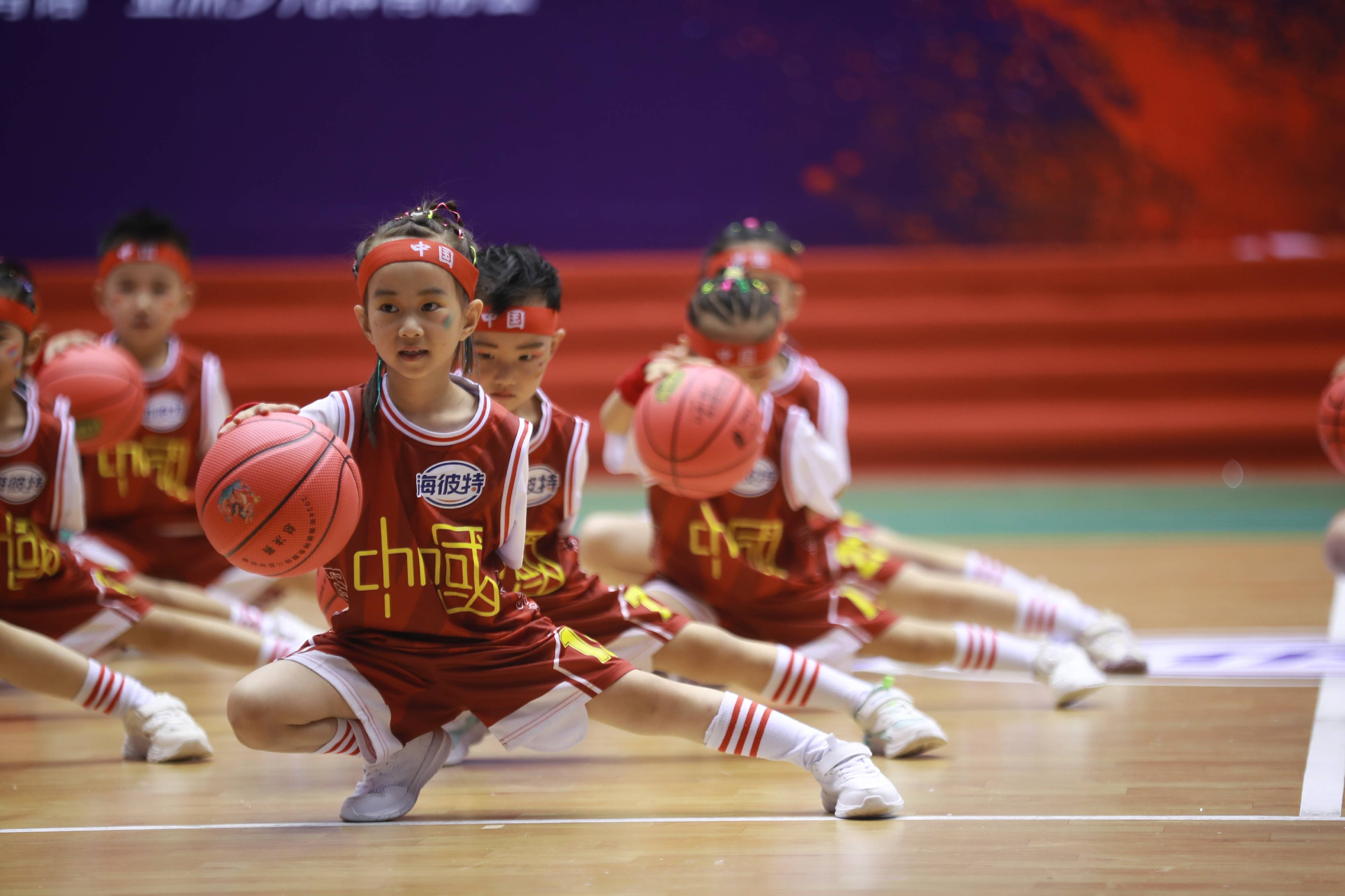 九游娱乐入口-球员在篮球场上一展身手，技艺高超