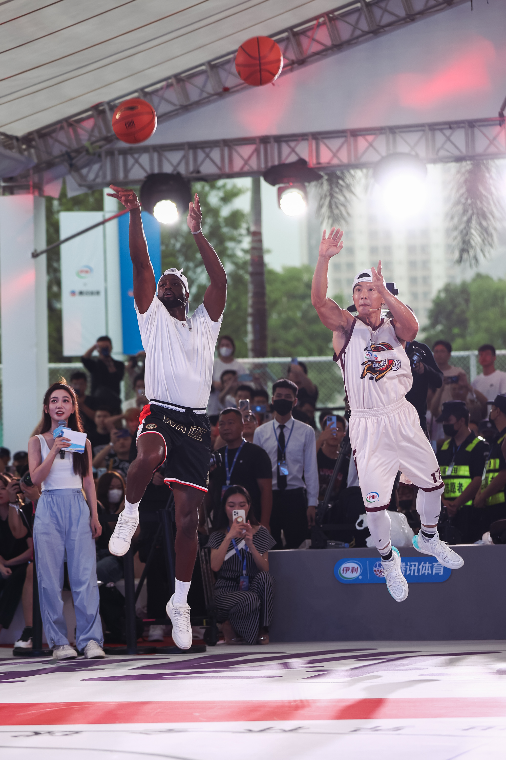 球员在篮球场上一展身手,技艺高超 球员在篮球场上一展身手,技艺高超