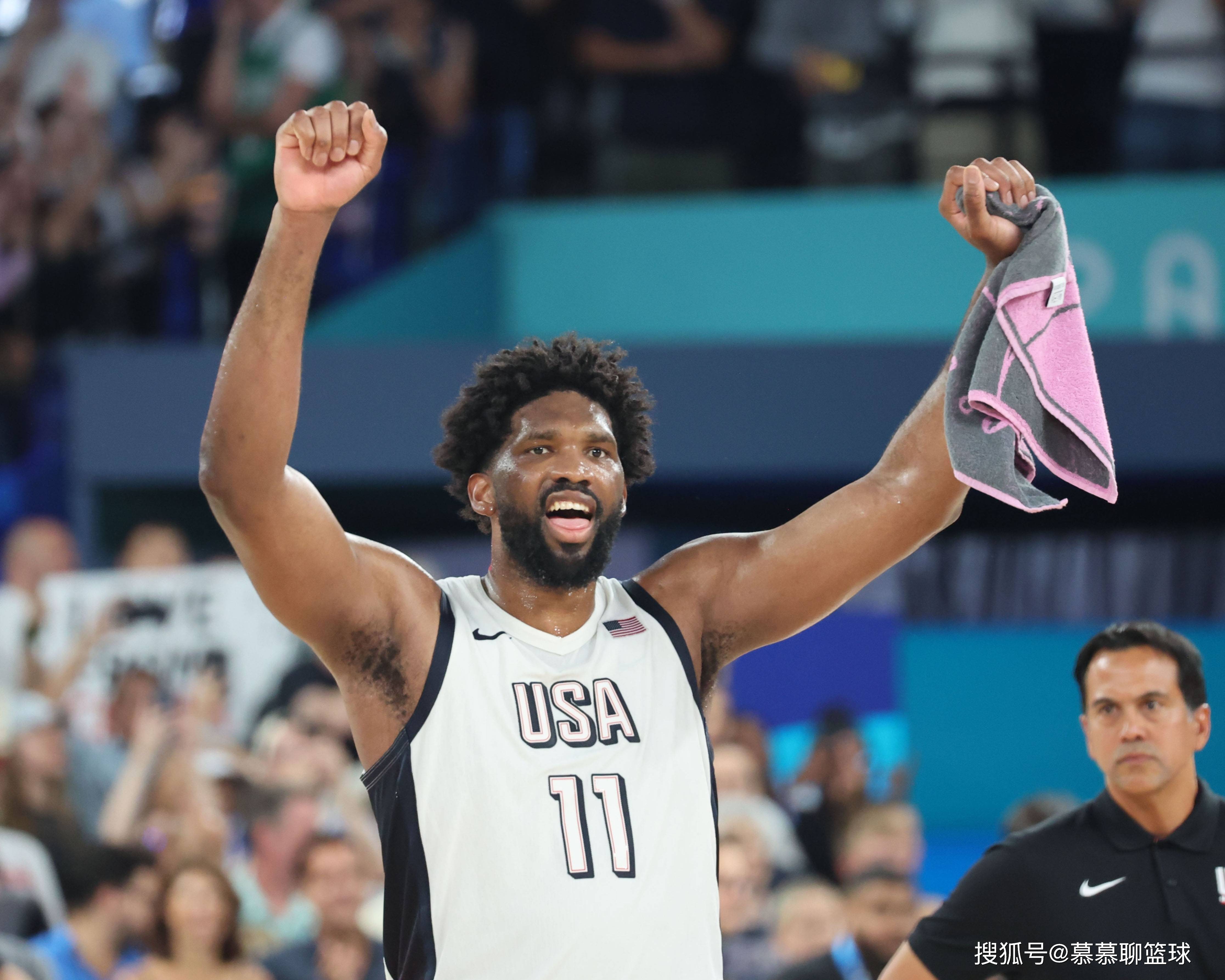 恩比德强势篮板,率人队取得胜利 恩比德强势篮板,率人队取得胜利