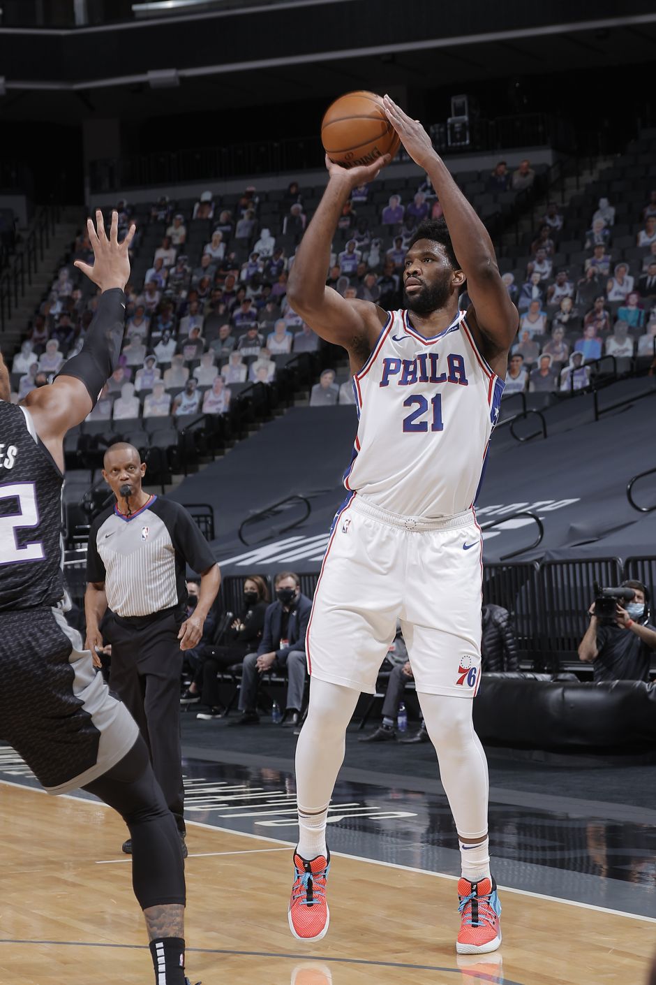 恩比德强势篮板,率人队取得胜利 恩比德强势篮板,率人队取得胜利