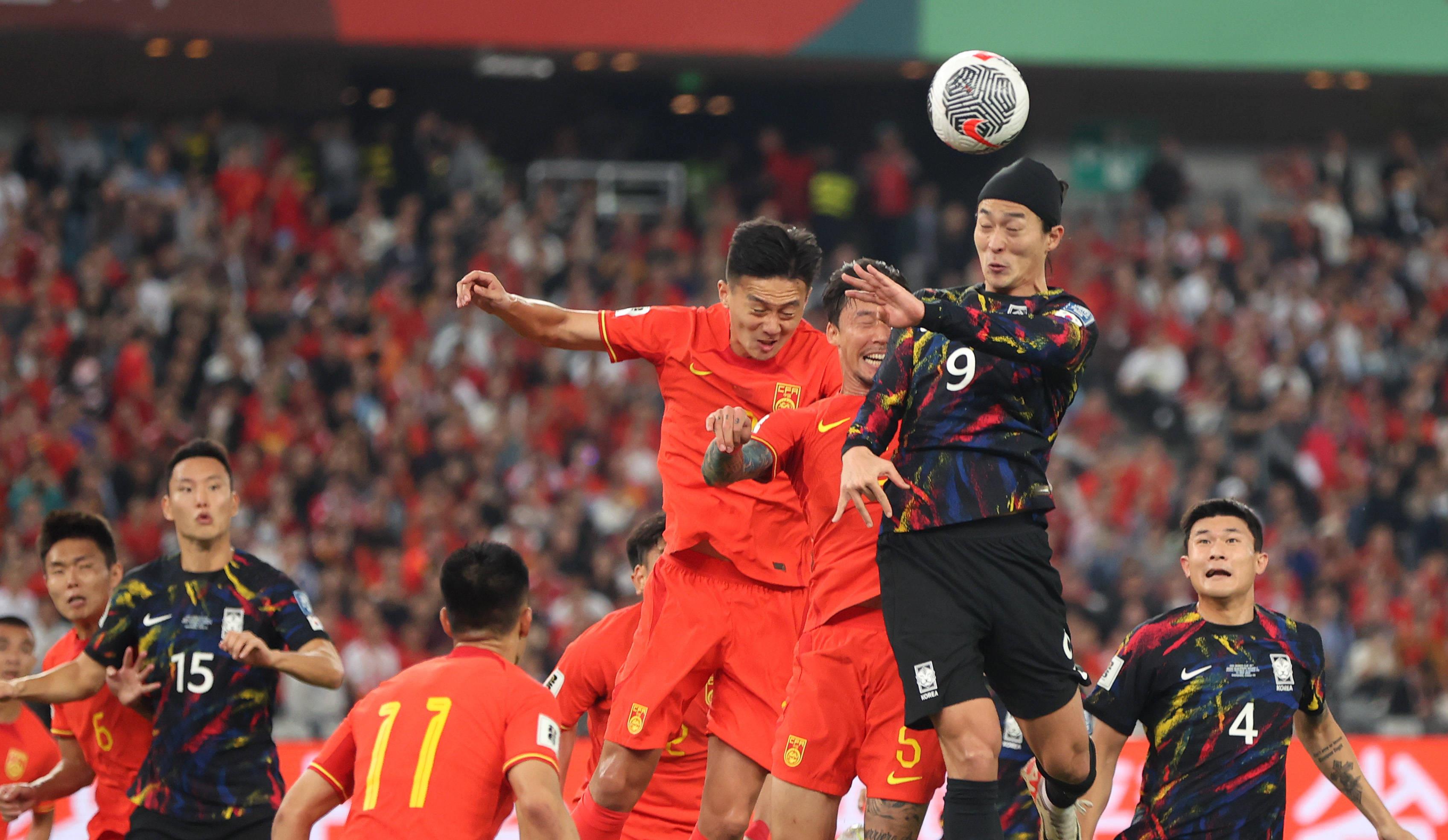 中国足球运动员在赛场上展现出优秀球技 中国足球运动员在赛场上展现出优秀球技