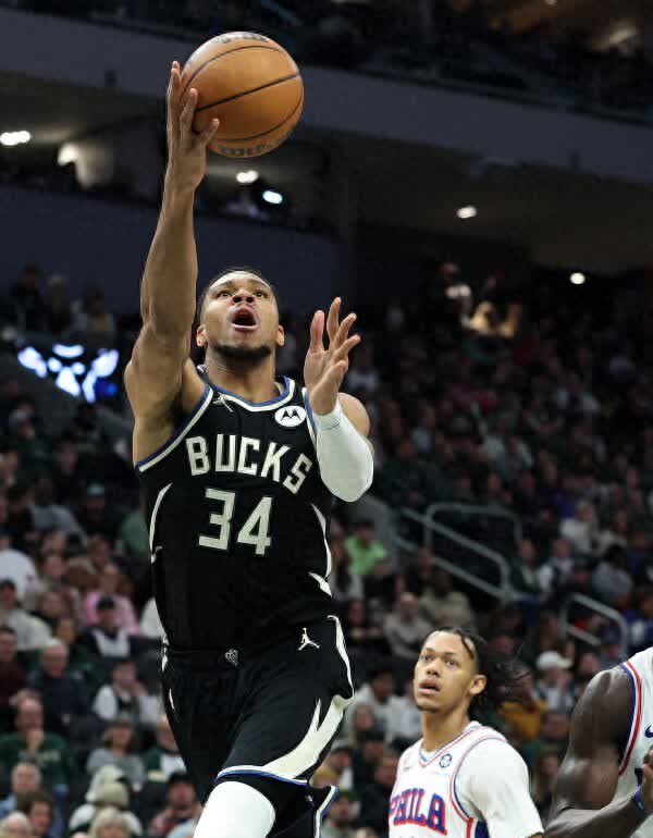 雄鹿后卫飚分，击败老鹰取得胜利