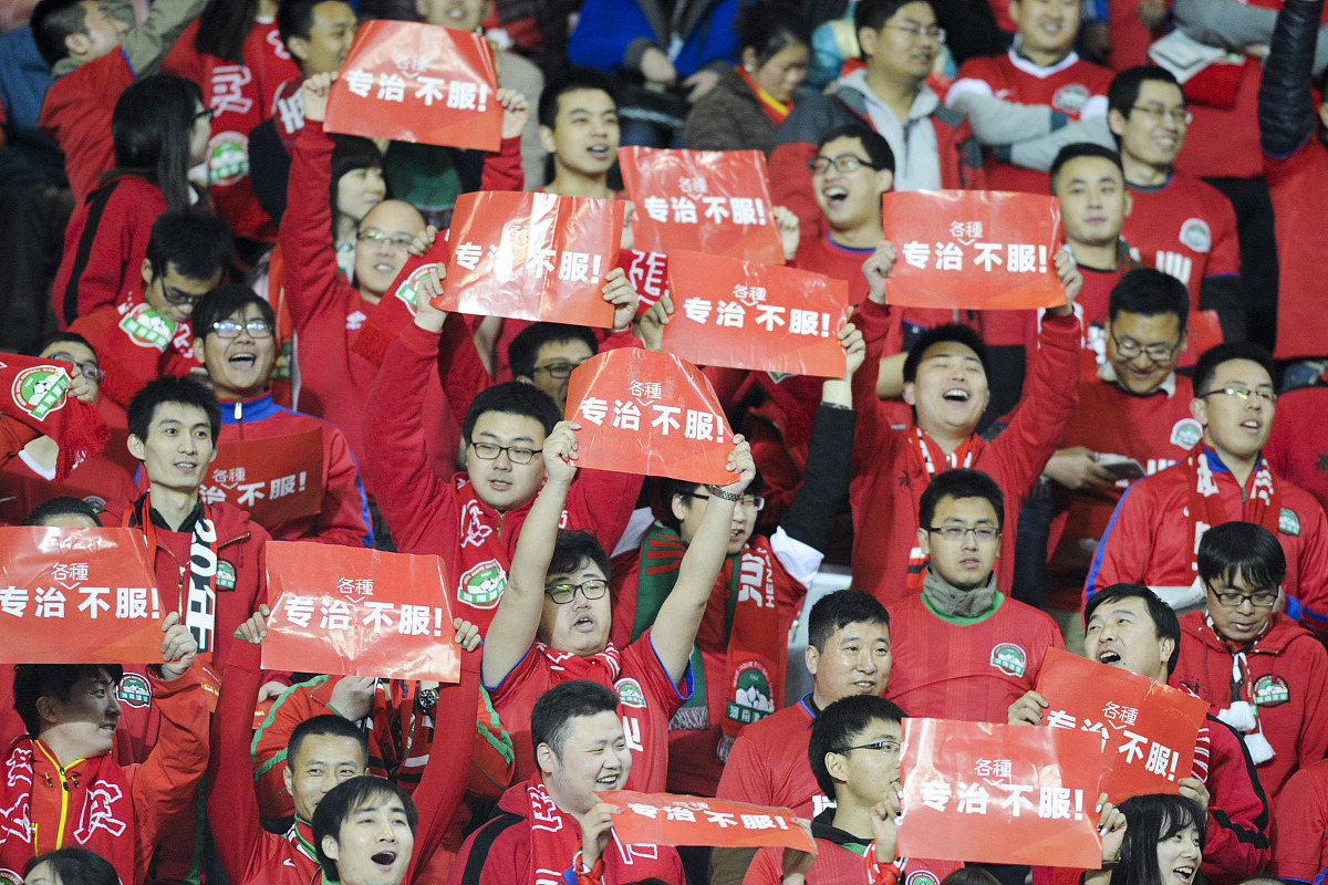 关于球场上热身的队员遇到幸运，备战充满信心的信息