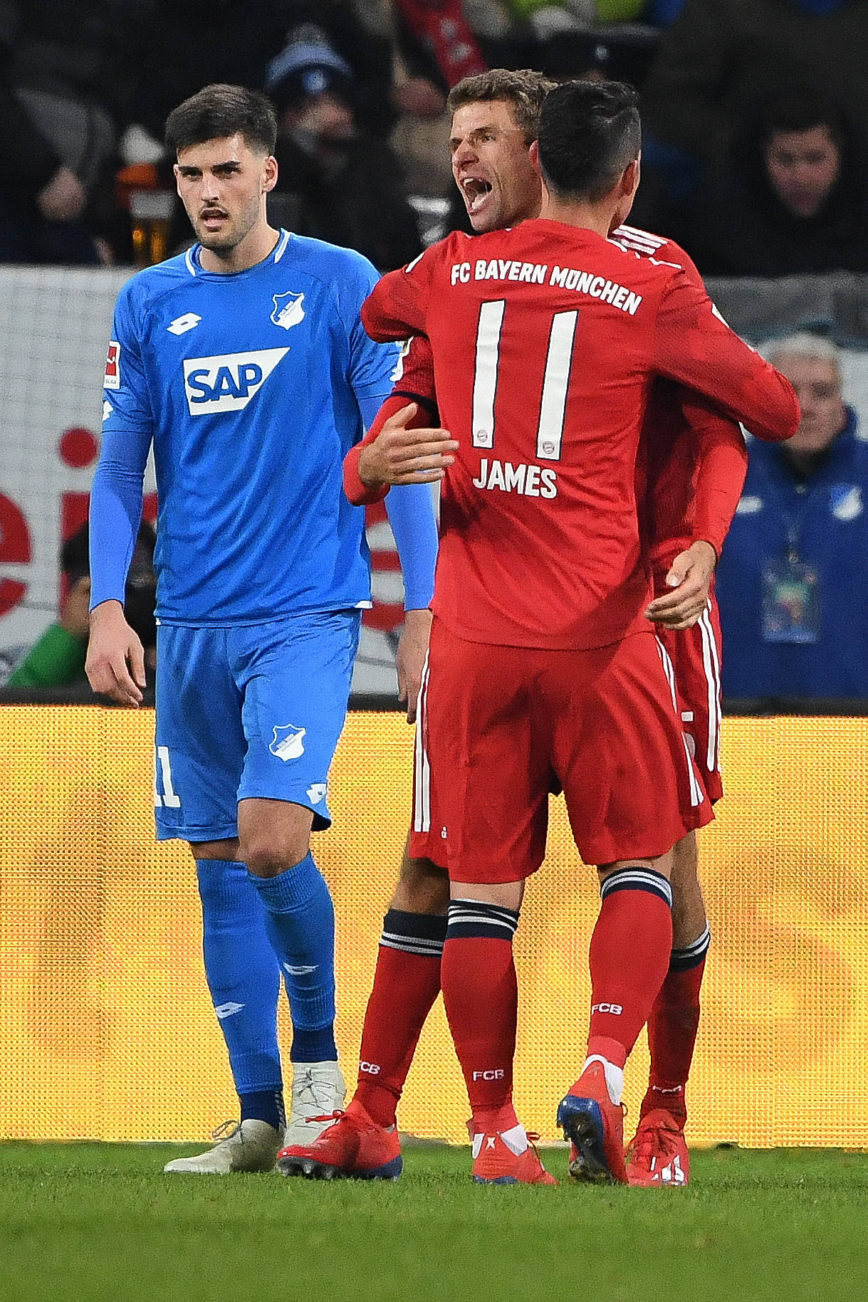 包含生死之战：拜仁慕尼黑主场大胜霍芬海姆再获胜的词条