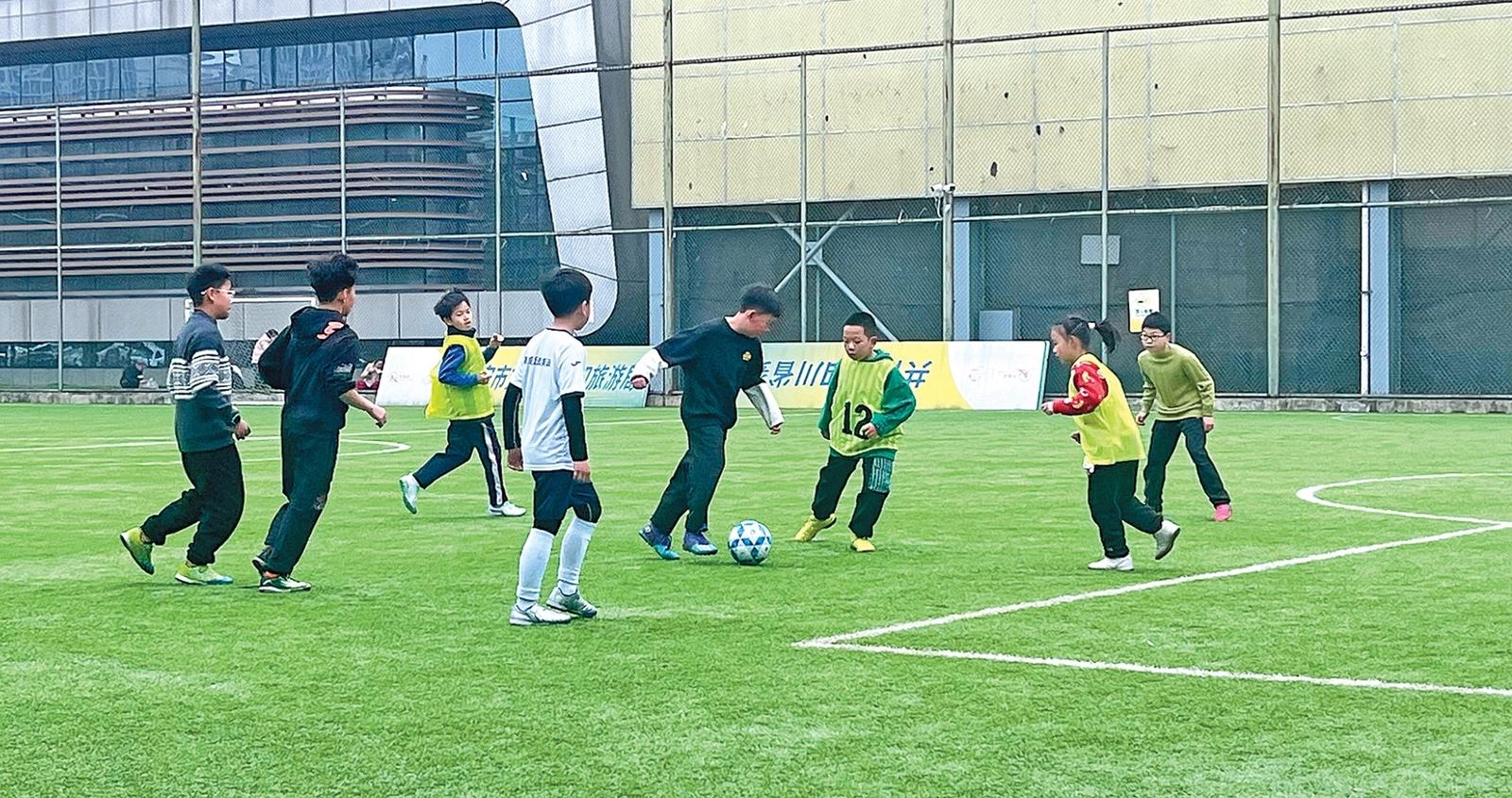 关于球市喧嚣,足球赛季开启,球场热闹非凡的信息 关于球市喧嚣,足球赛季开启,球场热闹非凡的信息