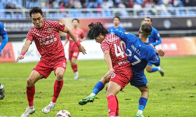 足球比赛场面激荡不已,球员们争分夺秒 足球比赛场面激荡不已,球员们争分夺秒