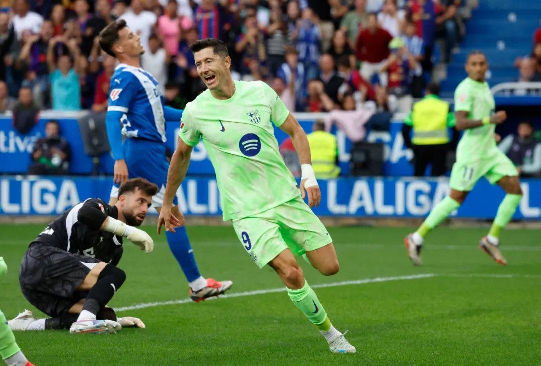 罗伯特·莱万多夫斩获帽子戏法，引领球队取胜的简单介绍