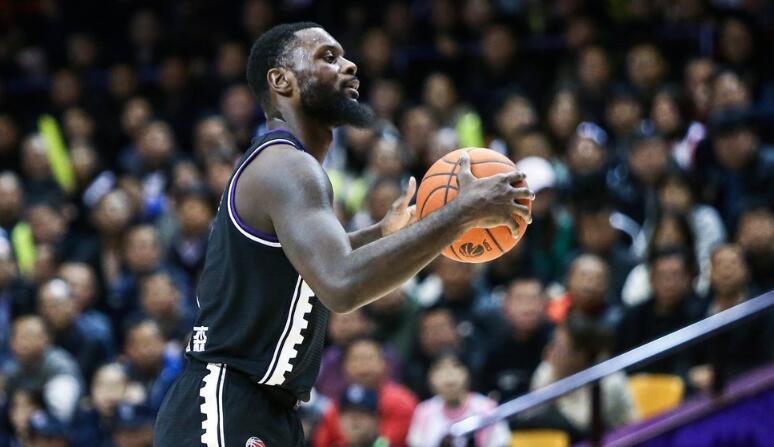 云南男篮外援发挥不佳,球队主教练忧心 云南男篮外援发挥不佳,球队主教练忧心